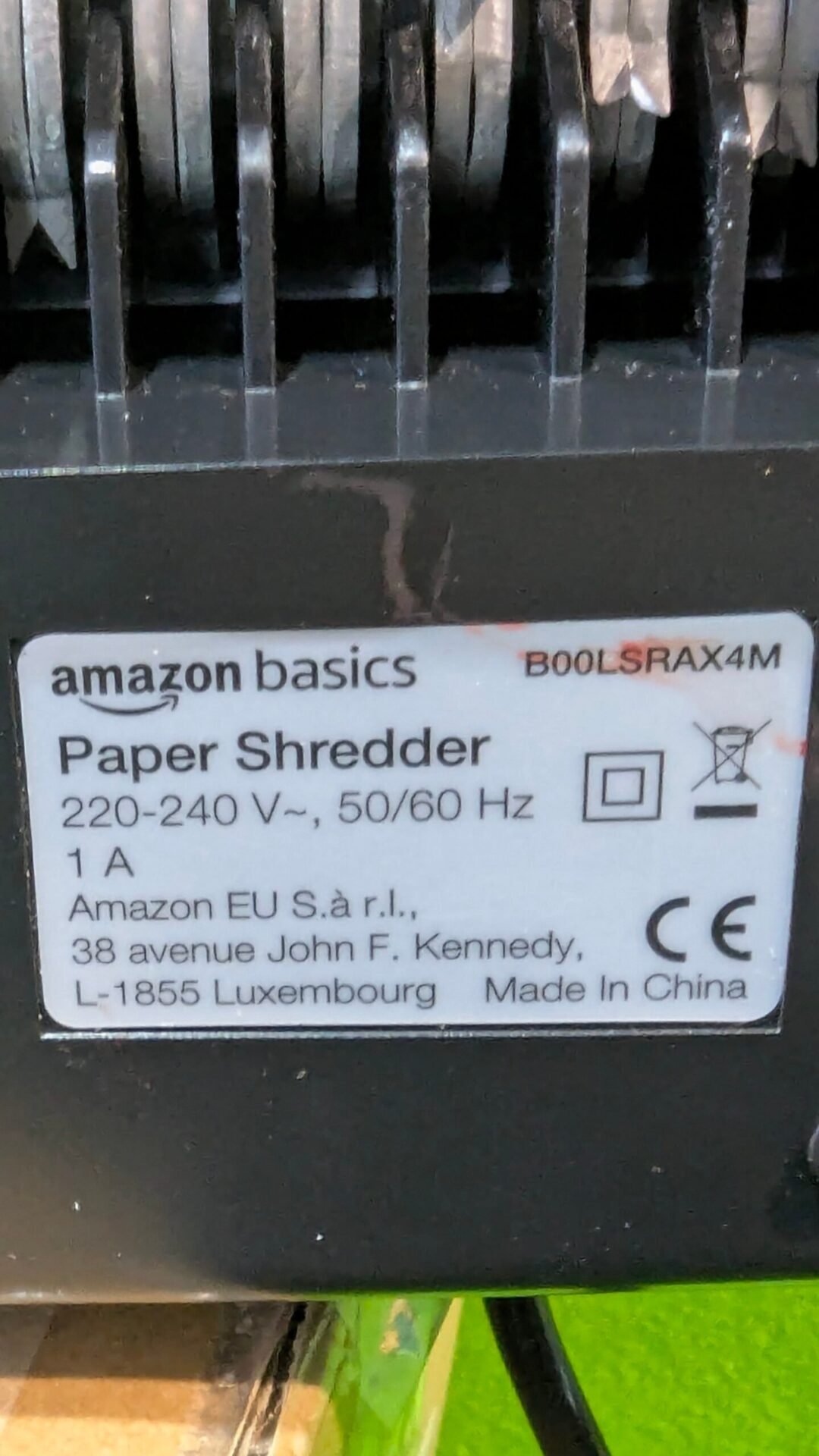 Foto 4 de Amazon Basics Destructora de papel y tarjetas con Defecto