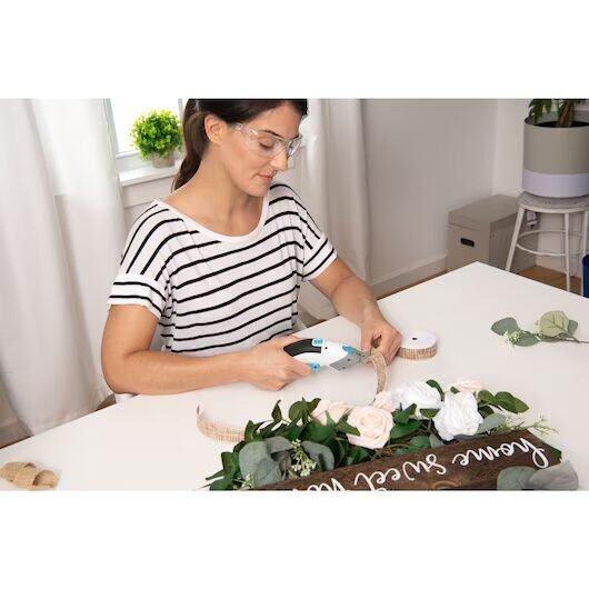 Foto 7 de BLACK+DECKER Tijeras 3,6v, Gatillo extralargo, Luz LED