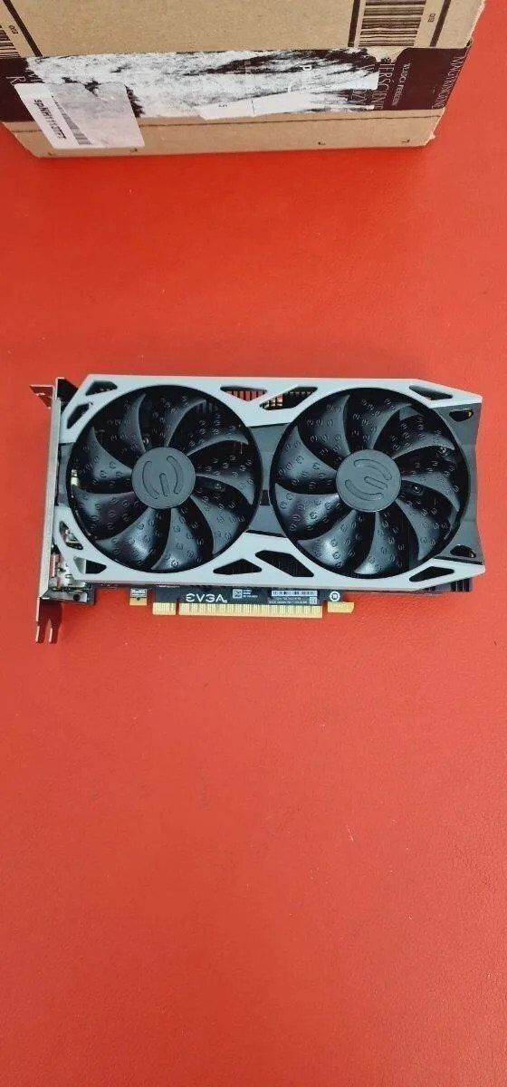 Foto 3 de EVGA GeForce GTX 1650 SC ULTRA ventilador doble