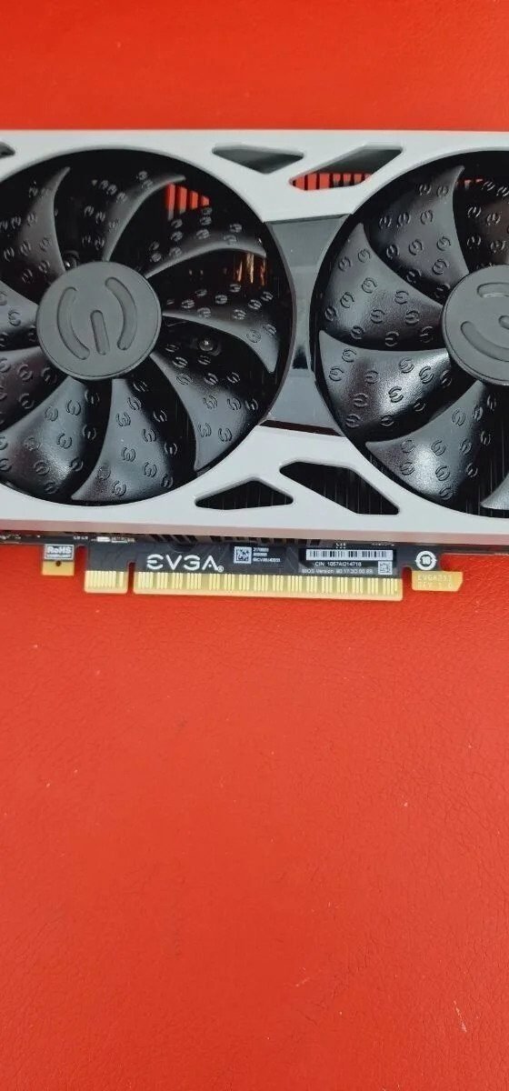 Foto 4 de EVGA GeForce GTX 1650 SC ULTRA ventilador doble