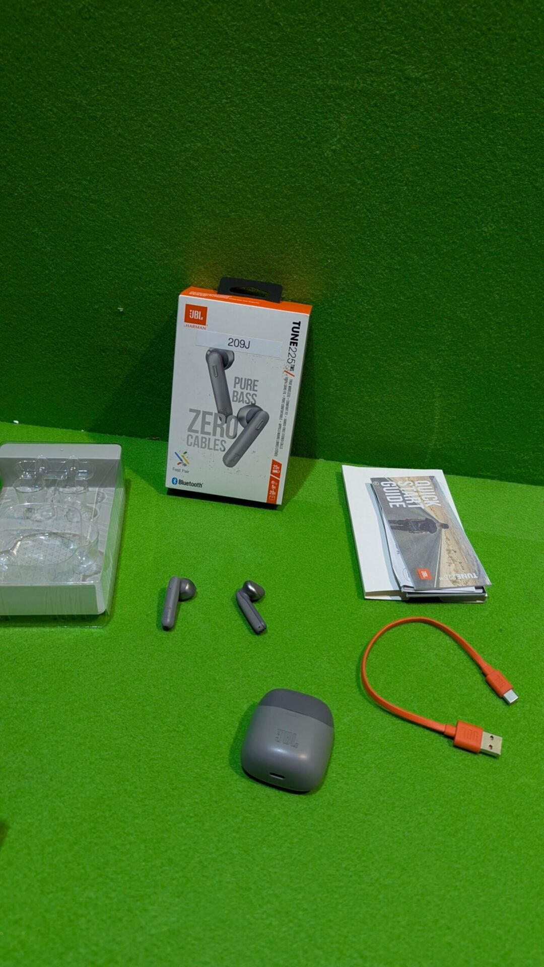 Foto 2 de JBL Tune 225 TWS Audífonos intraaurales True Wireless con Bluetooth