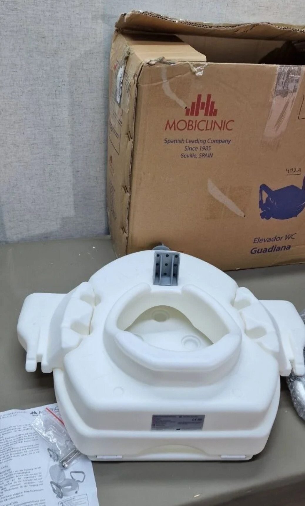 Foto 4 de Mobiclinic, Elevador WC para adultos con reposabrazos, Guadiana