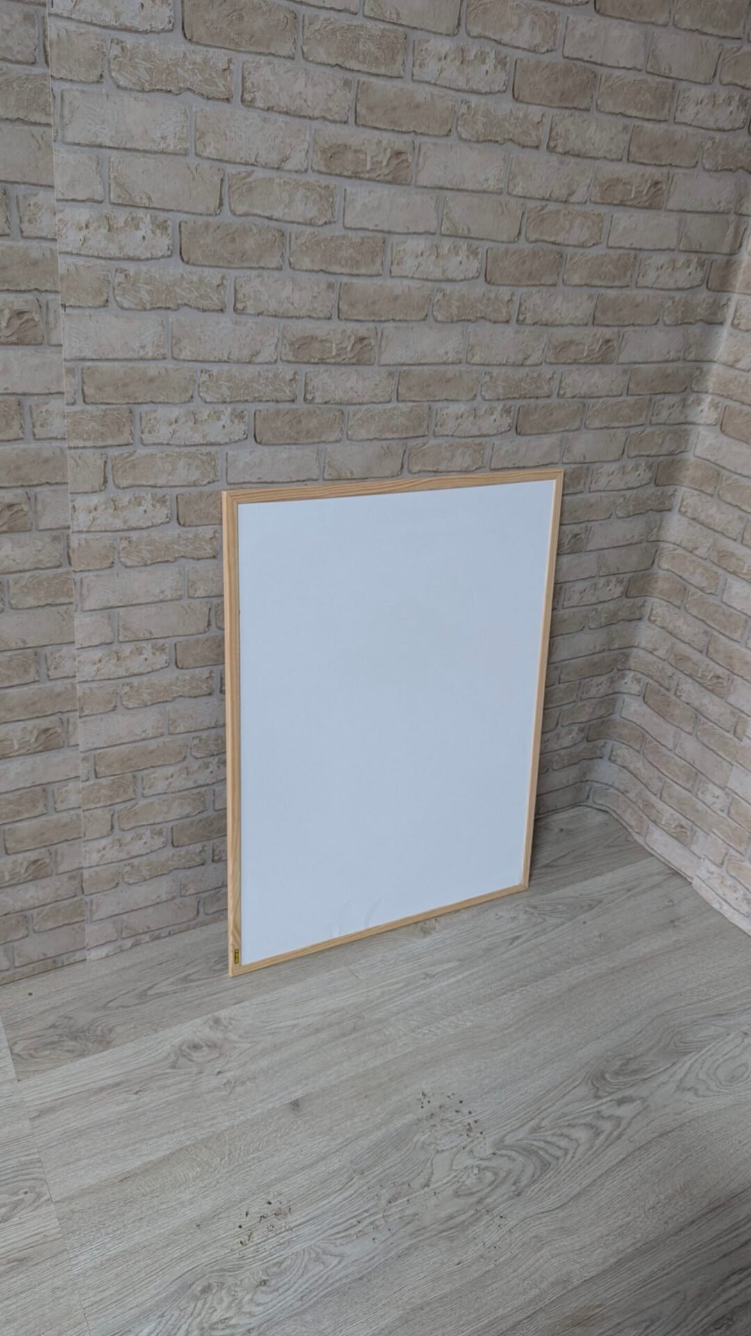 Foto 3 de Pizarra blanca magnética con marco de madera de pino, 80 x 60 cm